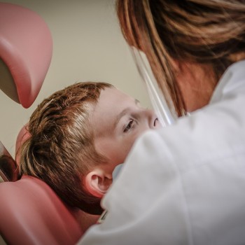 BAMBINI E PRIMA VISITA DAL DENTISTA: QUANDO FARLA E COME AFFRONTARLA.